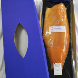 Livraison de Plaque Traiteur Tranché à la Main Saumon Fumé Écossais Label Rouge à Paris et dans toute la France métropolitaine.