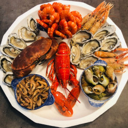 Livraison de plateau de fruits de mer avec du homard