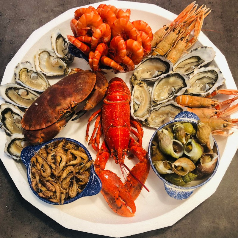 Livraison de plateau de fruits de mer avec du homard