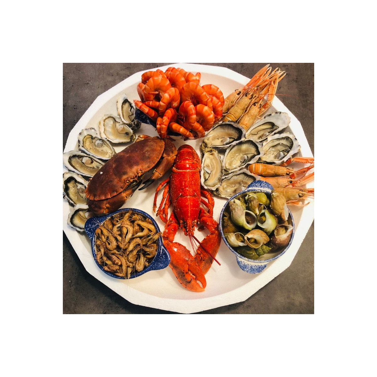 Livraison de plateau de fruits de mer avec du homard