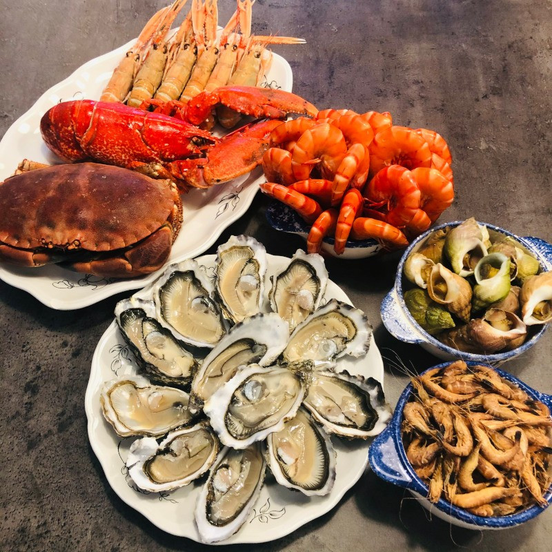 Livraison de plateau de fruits de mer avec du homard